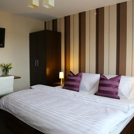 10 Bed And Breakfast พอซนาน ภายนอก รูปภาพ