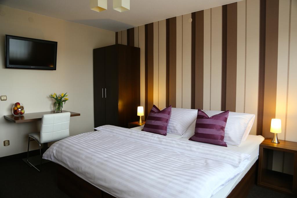 10 Bed And Breakfast พอซนาน ภายนอก รูปภาพ