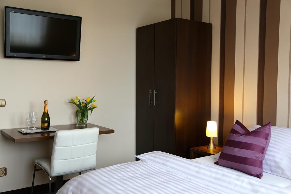 10 Bed And Breakfast พอซนาน ภายนอก รูปภาพ